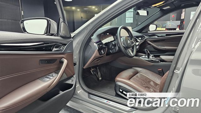 BMW 5-Series 2022 — photo 10
