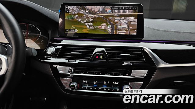 BMW 5-Series 2022 — photo 13