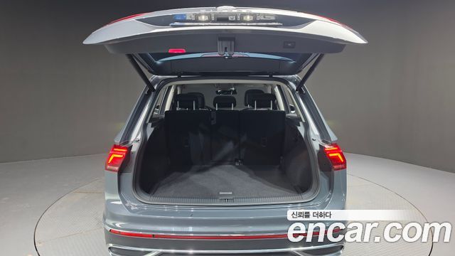 Volkswagen Tiguan 2021 — photo 32