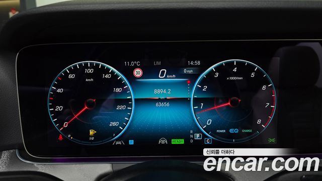 Mercedes-Benz E-Class 2023 — photo 11