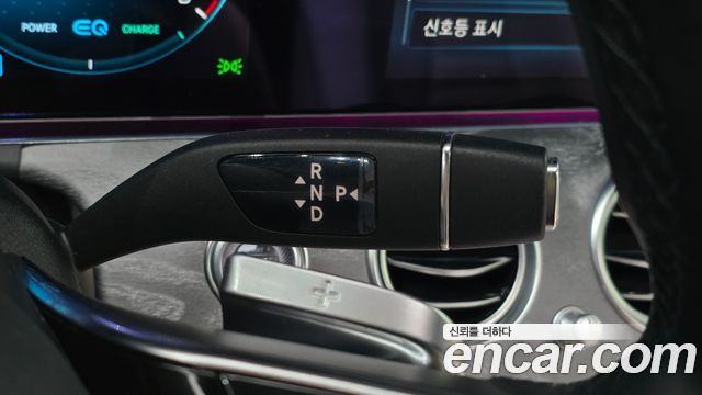 Mercedes-Benz E-Class 2023 — photo 12