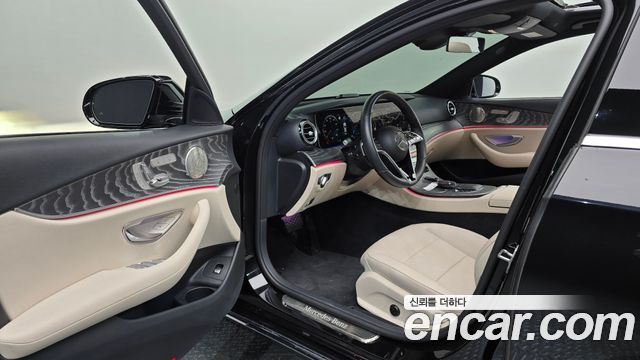 Mercedes-Benz E-Class 2023 — photo 13