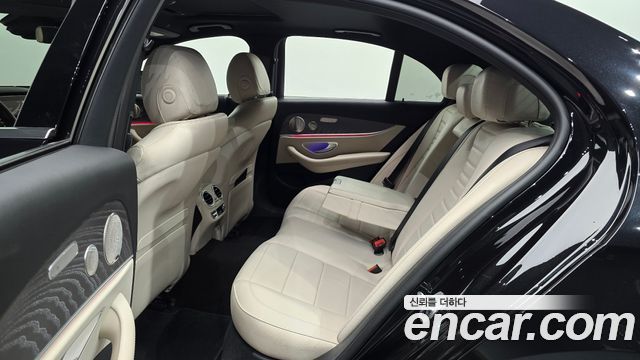 Mercedes-Benz E-Class 2023 — photo 17