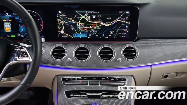 Mercedes-Benz E-Class 2023 — photo 24