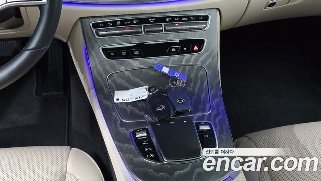 Mercedes-Benz E-Class 2023 — photo 25