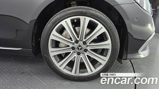 Mercedes-Benz E-Class 2023 — photo 7