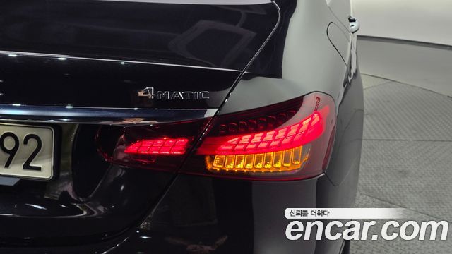 Mercedes-Benz E-Class 2023 — photo 9