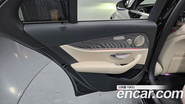 Mercedes-Benz E-Class 2023 — photo 15
