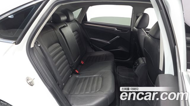 Volkswagen Passat 2018 — photo 17