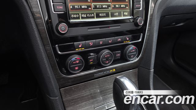 Volkswagen Passat 2018 — photo 23
