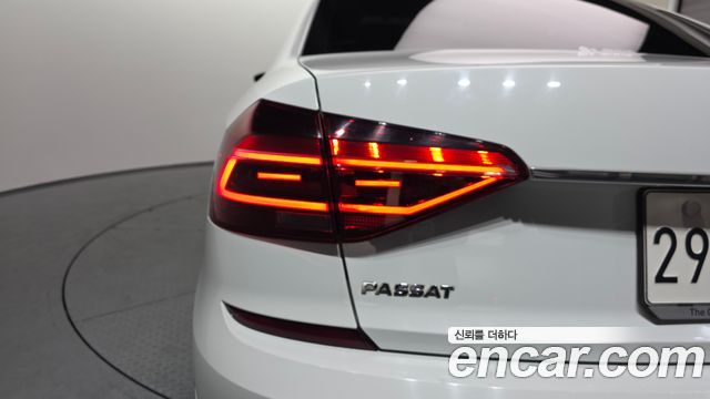 Volkswagen Passat 2018 — photo 9