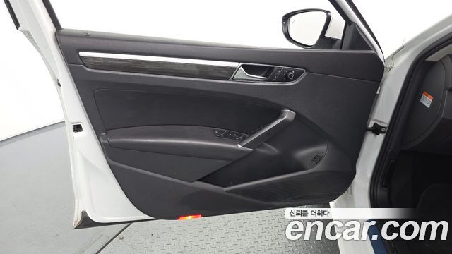 Volkswagen Passat 2018 — photo 14