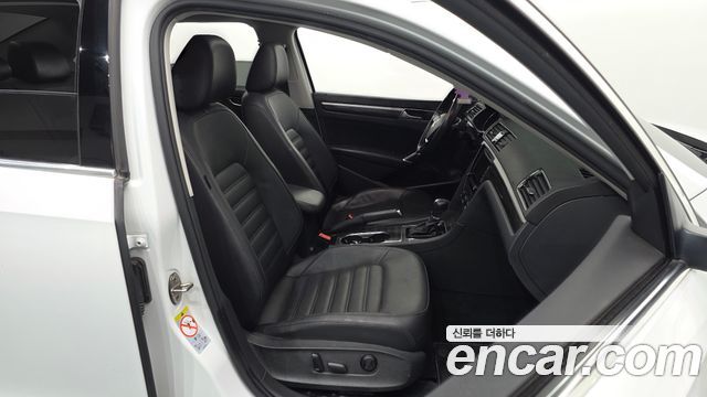 Volkswagen Passat 2018 — photo 16