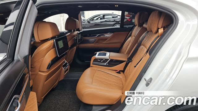 BMW 7-Series 2020 — photo 11