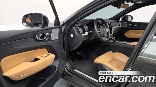 Volvo XC60 2019 — photo 10