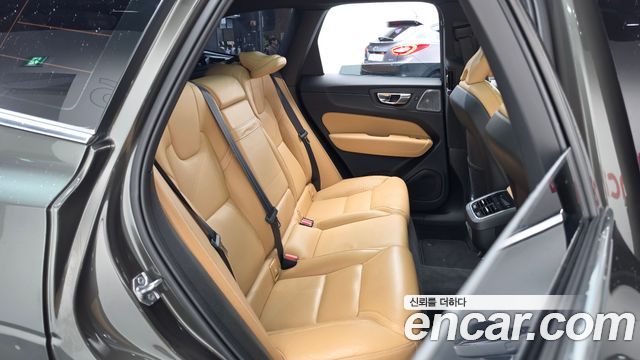 Volvo XC60 2019 — photo 12