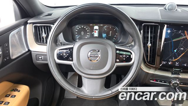 Volvo XC60 2019 — photo 13