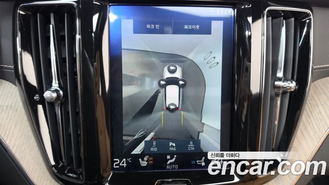 Volvo XC60 2019 — photo 15