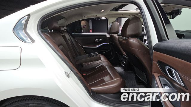 BMW 3-Series 2021 — photo 18