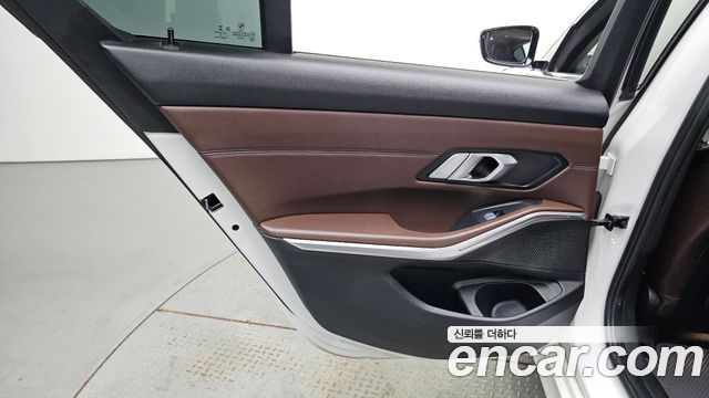 BMW 3-Series 2021 — photo 15