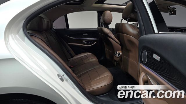 Mercedes-Benz E-Class 2017 — photo 17