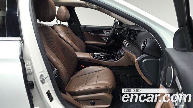 Mercedes-Benz E-Class 2017 — photo 18