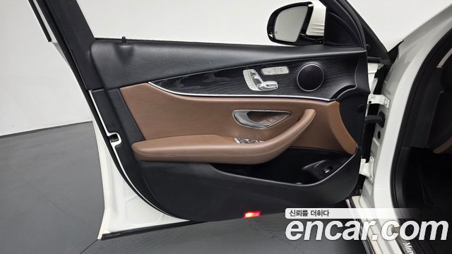 Mercedes-Benz E-Class 2017 — photo 14