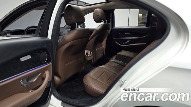 Mercedes-Benz E-Class 2017 — photo 16