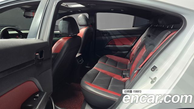 Hyundai AVANTE 2018 — photo 18