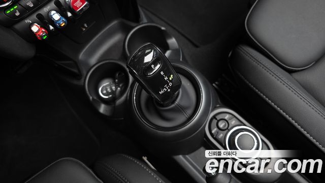 Mini Cooper Convertible 2024 — photo 12