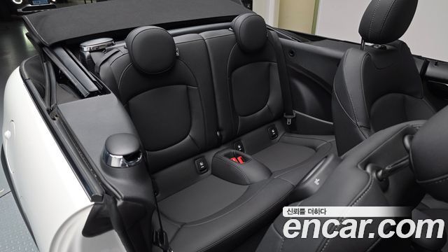Mini Cooper Convertible 2024 — photo 17