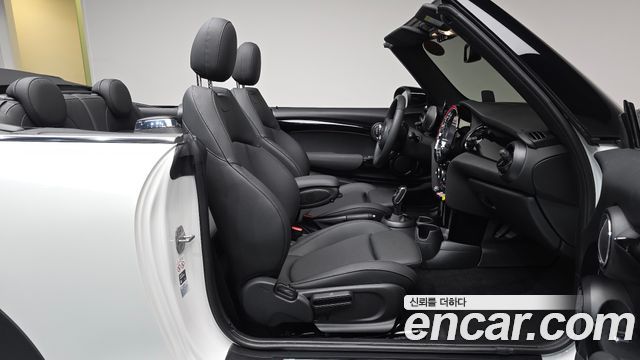 Mini Cooper Convertible 2024 — photo 16
