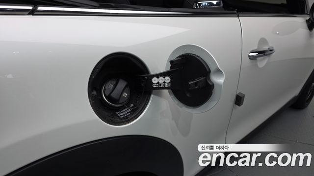 Mini Cooper Convertible 2024 — photo 32