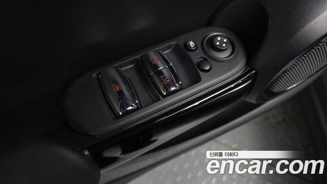 Mini Cooper Convertible 2024 — photo 33