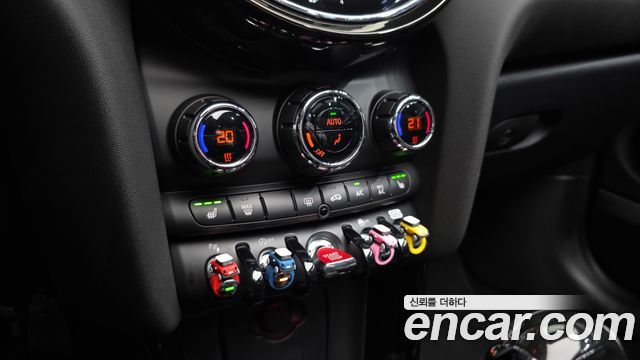 Mini Cooper Convertible 2024 — photo 34
