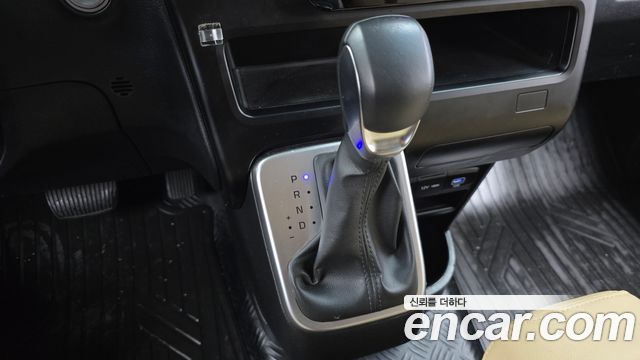 Hyundai Staria 2025 — photo 9