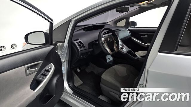 Toyota Prius 2015 — photo 13