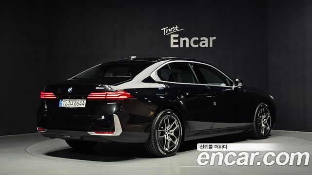 BMW 5-Series 2026 — photo 2