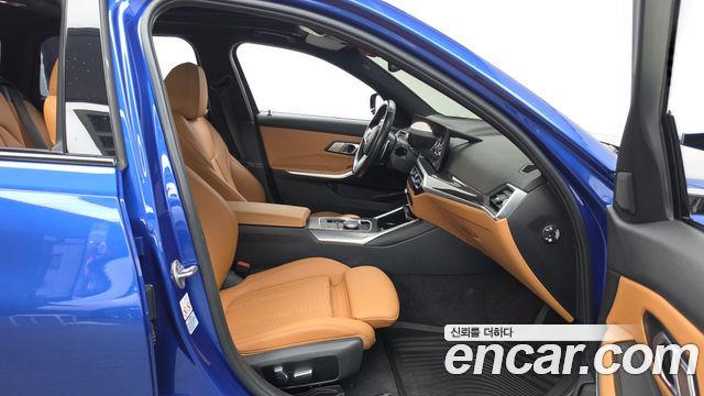 BMW 3-Series 2023 — photo 17