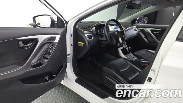 Hyundai AVANTE 2013 — photo 13