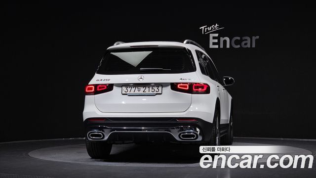 Mercedes-Benz GLB-Class 2023 — photo 4