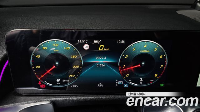 Mercedes-Benz GLB-Class 2023 — photo 11
