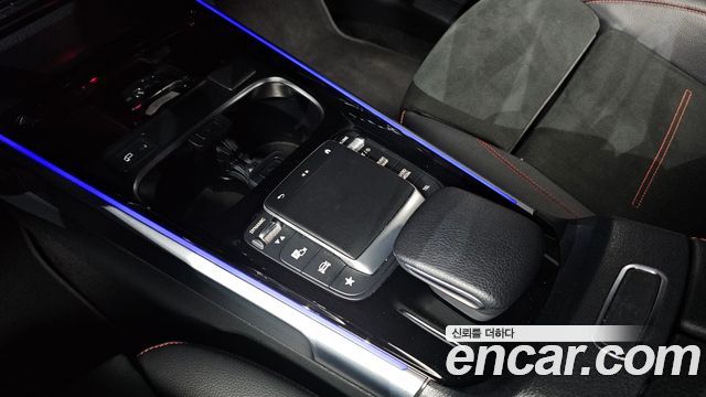Mercedes-Benz GLB-Class 2023 — photo 12