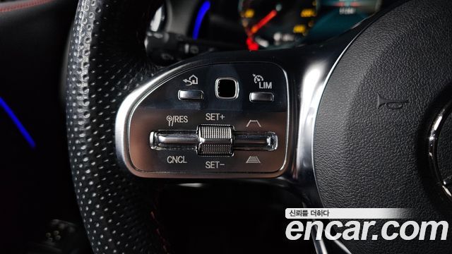Mercedes-Benz GLB-Class 2023 — photo 22