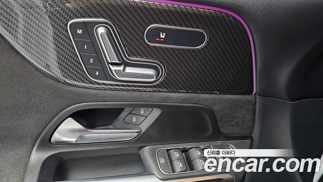 Mercedes-Benz GLB-Class 2023 — photo 25
