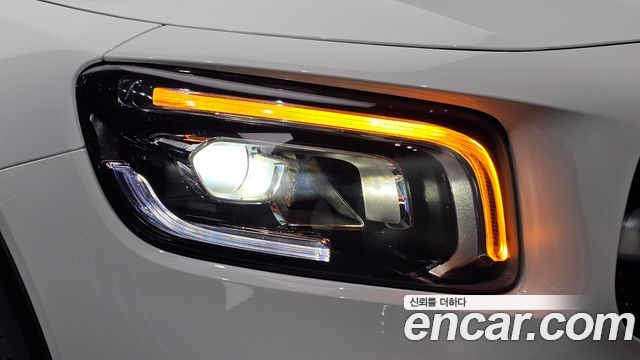 Mercedes-Benz GLB-Class 2023 — photo 8