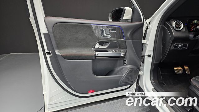 Mercedes-Benz GLB-Class 2023 — photo 14