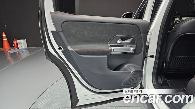 Mercedes-Benz GLB-Class 2023 — photo 15