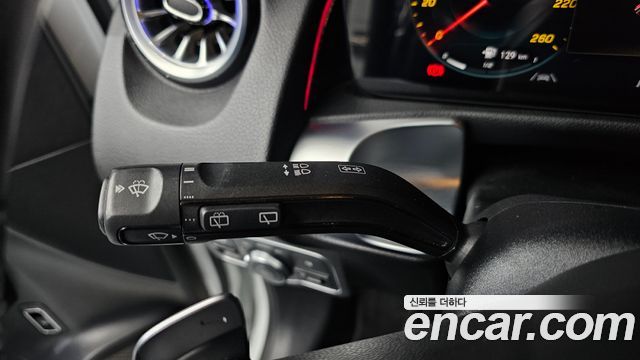 Mercedes-Benz GLB-Class 2023 — photo 28
