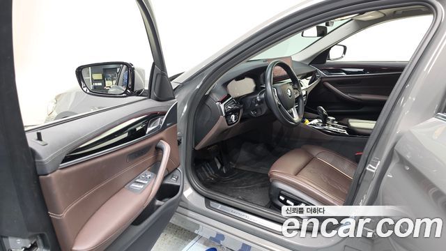 BMW 5-Series 2022 — photo 13